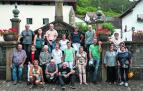 Una veintena de vecinos de Ochagavía, miembros de distintos grupos de voluntariado del pueblo, posan ante la fuente ubicada en plena travesía