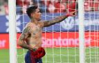 El Chimy se acerca a la grada tras el Osasuna-Celta para regalar su camiseta