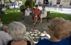 Un grupo de vecinas departe en los instantes previos a la entrega de pañuelos a los benjamines y el homenaje a los mayores del día 8