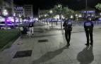 Dos policías municipales patrullan en la plaza del Castillo, en Pamplona.