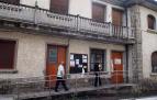 Dos personas acceden al consultorio médico de Roncal, en una imagen de archivo.