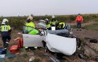 Los bomberos han tenido que desatrapar a las dos personas heridas en el accidente de Corella