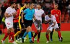 Los jugadores del Sevilla protestan la decisión del colegiado Jaime Latre de anular el tanto de Ocampos