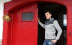 Unai Laso, en la puerta del domicilio familiar en Viscarret hace unos días