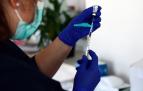 Una profesional prepara una vacuna frente al coronavirus