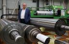 José Miguel Guibert, director general de TGI (Tiruña Grupo Industrial), en el interior de la planta y junto a los rodillos que fabrica