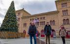 José Flamarique, Pablo Ezcurra y Loreto San Martín, junto al abeto de la plaza de la Coronación