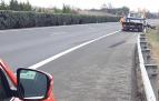Una grúa espera junto a la motocicleta en el lugar del accidente