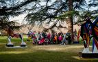 Mikel Belascoain, junto a los niños y niñas del colegio García Galdeano, que han colaborado en la creación de los cuentos y personajes mitológicos de la instalación