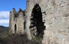Palacio de Amocain, con una puerta de entrada adovelada de medio punto, en el pueblo abandonado de Amocain