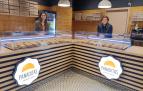 María e Íñigo Valle, en el mostrador de Panaditas, en la calle Estafeta número 61