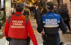 Un agente de Policía Foral y otro de Policía municipal, durante una patrulla conjunta