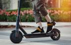 Un hombre circula en patinete eléctrico