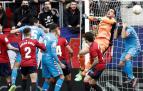 Sergio Herrera, obstaculizado por Luis Suárez en la jugada del primer gol