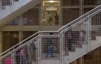 Alumnos de Infantil y Primaria, el primer día de clase en el colegio público Azpilagaña de Pamplona