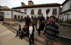 Parte de la nueva plantilla de Casa Azcona, en Zizur Mayor. De pie, de izquierda a derecha, Olga Pojoga, Karen Harillo, Santi Hernán-Gomez, Iñigo Baraibar y José Manuel Baraibar. Sentados, José Manuel Ramírez, Carolina Jiménez y Silvia Sirera