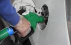 Una persona reposta gasolina en su vehículo