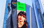 Cartel con la imagen de Natalia Lacunza en Time Square