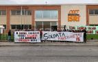 Pancartas de protesta ante el acceso principal de la planta de Isringhausen en Landaben.
