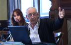 El periodista y escritor Manuel Martorell, ayer durante la presentación de su libro ‘José Borges’ en el Nuevo Casino. A su lado, la editora de Txalaparta, Ane Eslava