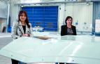 Eva Muro (izda) y Mari Viedma, con una de las piezas que fabrican para Siemens Gamesa