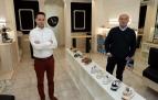 A la izquierda, Alberto Gembero Lázaro en la nueva zapatería remodelada y donde toma el relevo a su padre, a la derecha, Alberto Gembero Herce