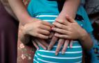Una madre abraza a su hijo durante una ceremonia en memoria de los fallecidos en el tiroteo en Uvalde (Texas)