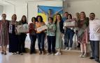 Acto de entrega del cheque de CI Burlada FP a la asociación Segunda Familia. Detrás, Oleksandr, alumno ucraniano del centro