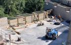 Los nuevos postes y tablones que se están colocando en el Baluarte de Parma
