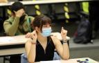 Dos alumnos se concentran antes de la EvAU del año pasado.