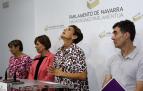 María Chivite (PSN) mira hacia arriba durante una rueda de prensa el 5 de julio de 2019, cuando presentó con Marisa de Simón (Izquierda-Ezkerra), Uxue Barkos (Geroa Bai) y Eduardo Santos (Podemos) el acuerdo programático que daría paso al mes siguiente a su elección como presidenta del Gobierno de Navarra