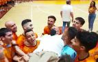 Los jugadores del Aspil mantean al entrenador tras finalizar el encuentro contra el Levante