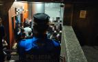 Un agente, a la entrada de un local de ocio en Pamplona