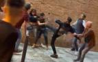 Varios jóvenes, durante la pelea en el exterior de la discoteca