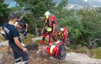 Momento del rescate de las dos personas y el perro que se encontraban enriscados en la sierra de Leyre