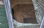 El detenido rompiór la puerta de cristal con una baldosa