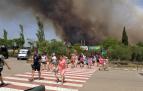 Visitantes desalojando Sendaviva por el incendio de Bardenas