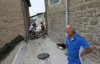 Desolado por el desastre que contempló a su alrededor, Antonio Larumbe Ansoáin. Perdió dos casas familiares y salvó a tres perros