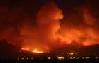 VALTIERRA, BAJO EL FUEGO Imagen tomada a última hora de ayer en la que se ve el casco urbano de Valtierra con el fuego amenazando las viviendas