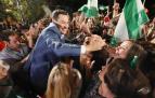 El candidato del PP a la reelección de la Junta de Andalucía, Juanma Moreno, a las puertas de la sede del partido en Sevilla agradece a toda la gente que le espera tras lograr el mejor resultado de la historia del PP en Andalucía en votos y escaños