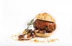 Esta hamburguesa lleva setas y salsa de mostaza antigua.