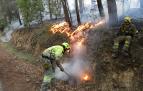 Trabajos de extinción del fuego declarado en los montes próximos a Yesa este lunes, 20 de junio