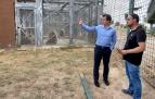El consejero Irujo y el gerente del parque en su visita a Sendaviva, frente al espacio donde se encuentran los oso