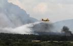 Un hidroavión descarga agua sobre las llamas para la supresión del incendio de Tiermas