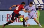 Ez Abde intenta frenar a Cote en el Osasuna-Barcelona de la pasada temporada. Marcó un gol