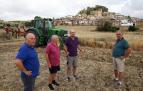 JUNTO AL CORTAFUEGOS Desde la izda., Jesús Ángel Guillén Ayape, Ignacio Barber Zulet, Carlos Rodríguez Eguilaz y Fran Samper Carrica, agricultores de Eslava.