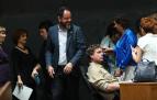 De izda. a dcha.: Arantxa Izurdiaga (Bildu), Blanca Regúlez (Geroa Bai), Ainhoa Aznárez (Podemos), Ramón Alzórriz (PSN), Maiorga Ramírez y, al fondo, Laura Aznal (Bildu), Ainhoa Unzu (PSN), de espaldas Bakartxo Ruiz y a su lado Patricia Perales (ambas de Bildu), conversan minutos antes del inicio del pleno parlamentario de este jueves