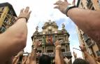 Punto de información para prevenir agresiones sexistas en la Plaza del Castillo durante San Fermín