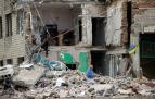 Empleados trabajan en recoger los escombros del taller que fue atacado hace dos días por un misil ruso, este jueves en Dnipro (Ucrania)