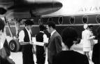 Pedro Lozano Bartolozzi, a su llegada al aeropuerto de Noáin el 6 de julio de 1972, recibe información promocional